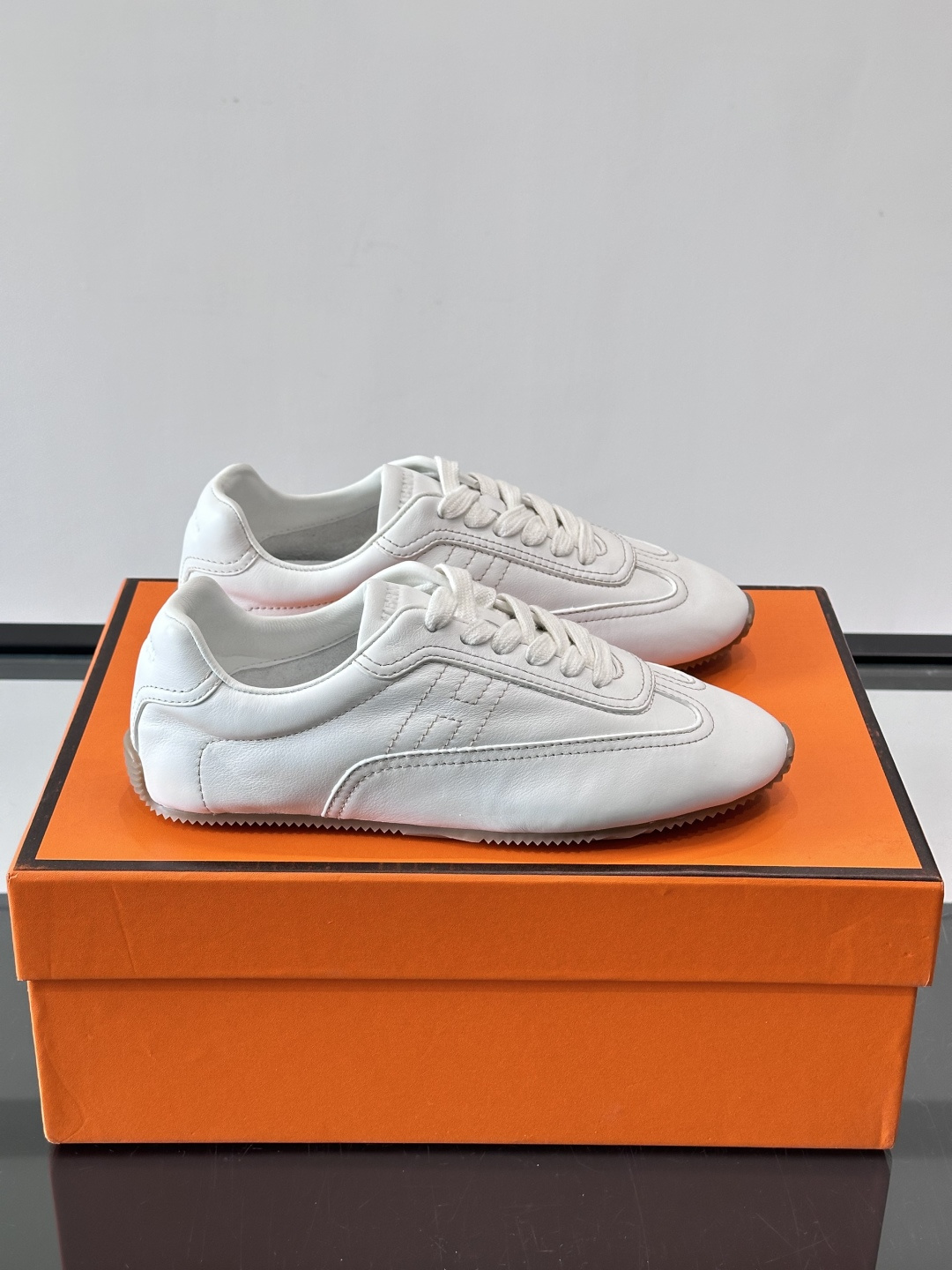 Hermès Master德训鞋，采用柔软小羊皮，质感细腻，穿着超舒适！鞋型修长，线条简约，侧面缝线超有