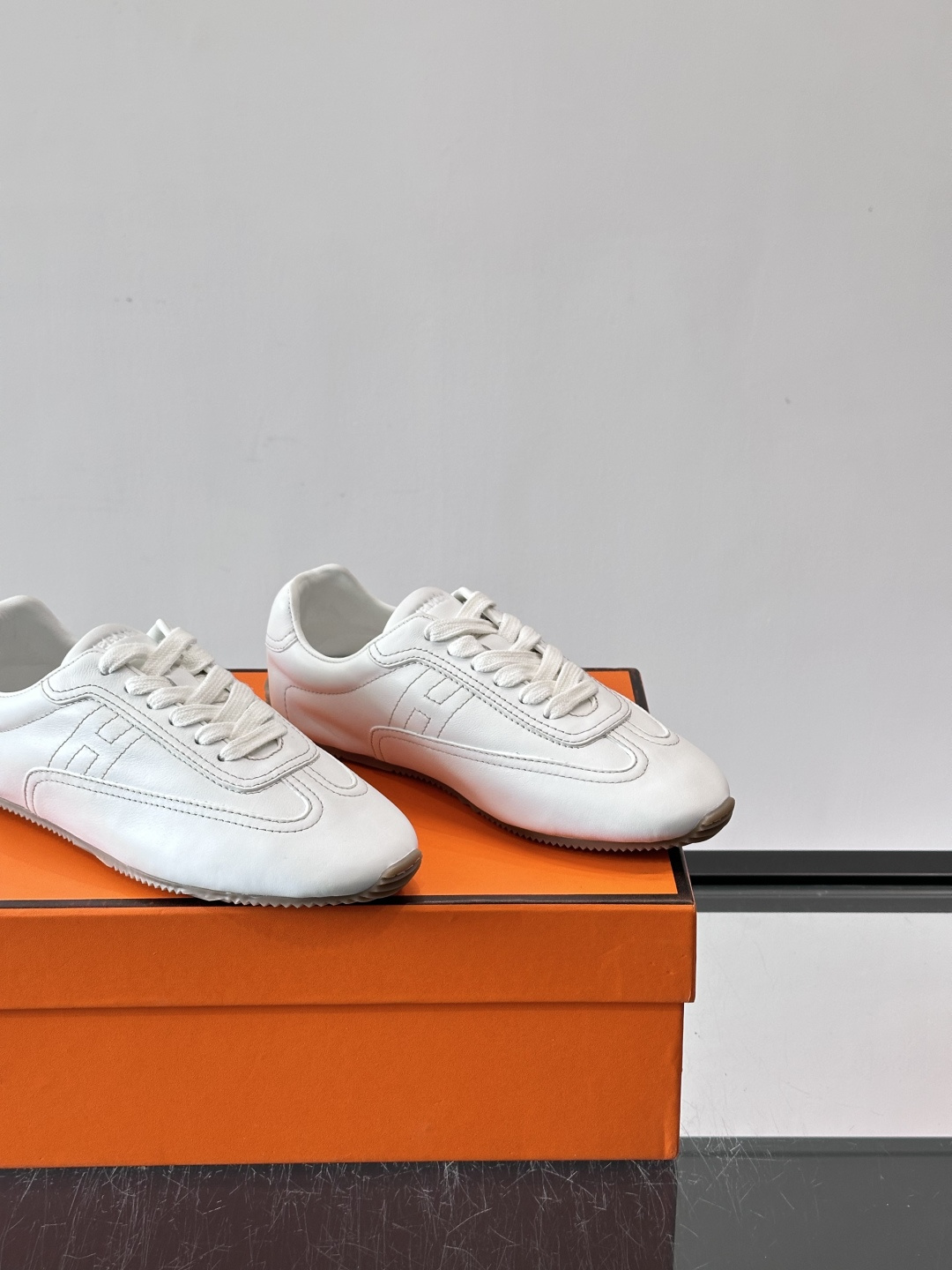 Hermès Master德训鞋，采用柔软小羊皮，质感细腻，穿着超舒适！鞋型修长，线条简约，侧面缝线超有