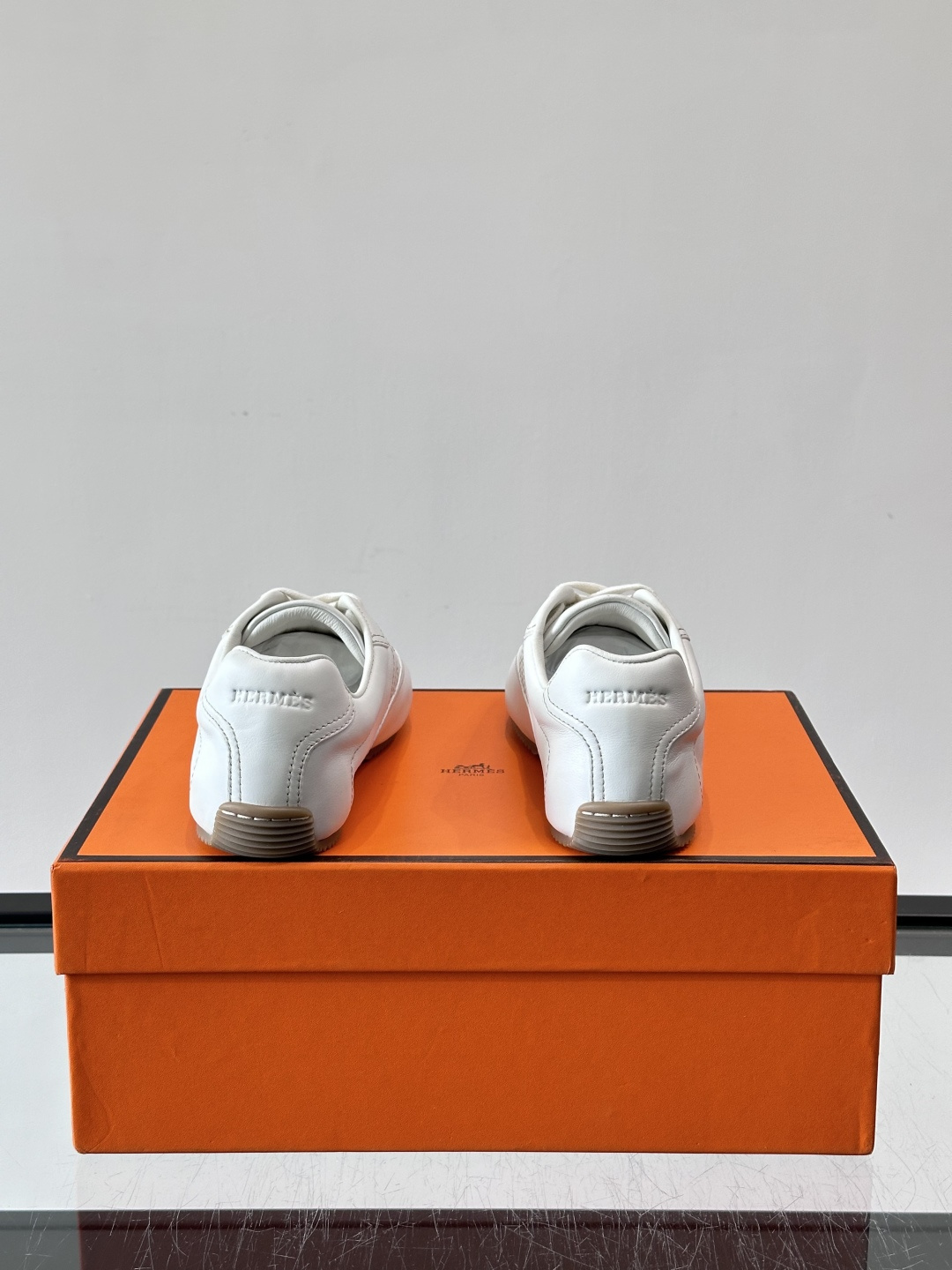 Hermès Master德训鞋，采用柔软小羊皮，质感细腻，穿着超舒适！鞋型修长，线条简约，侧面缝线超有