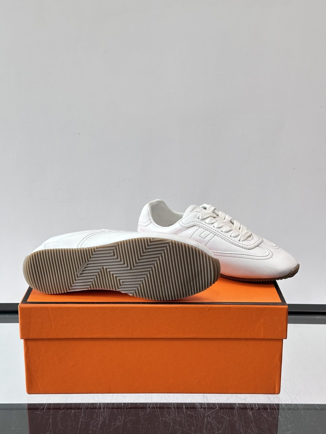 Hermès Master德训鞋，采用柔软小羊皮，质感细腻，穿着超舒适！鞋型修长，线条简约，侧面缝线超有