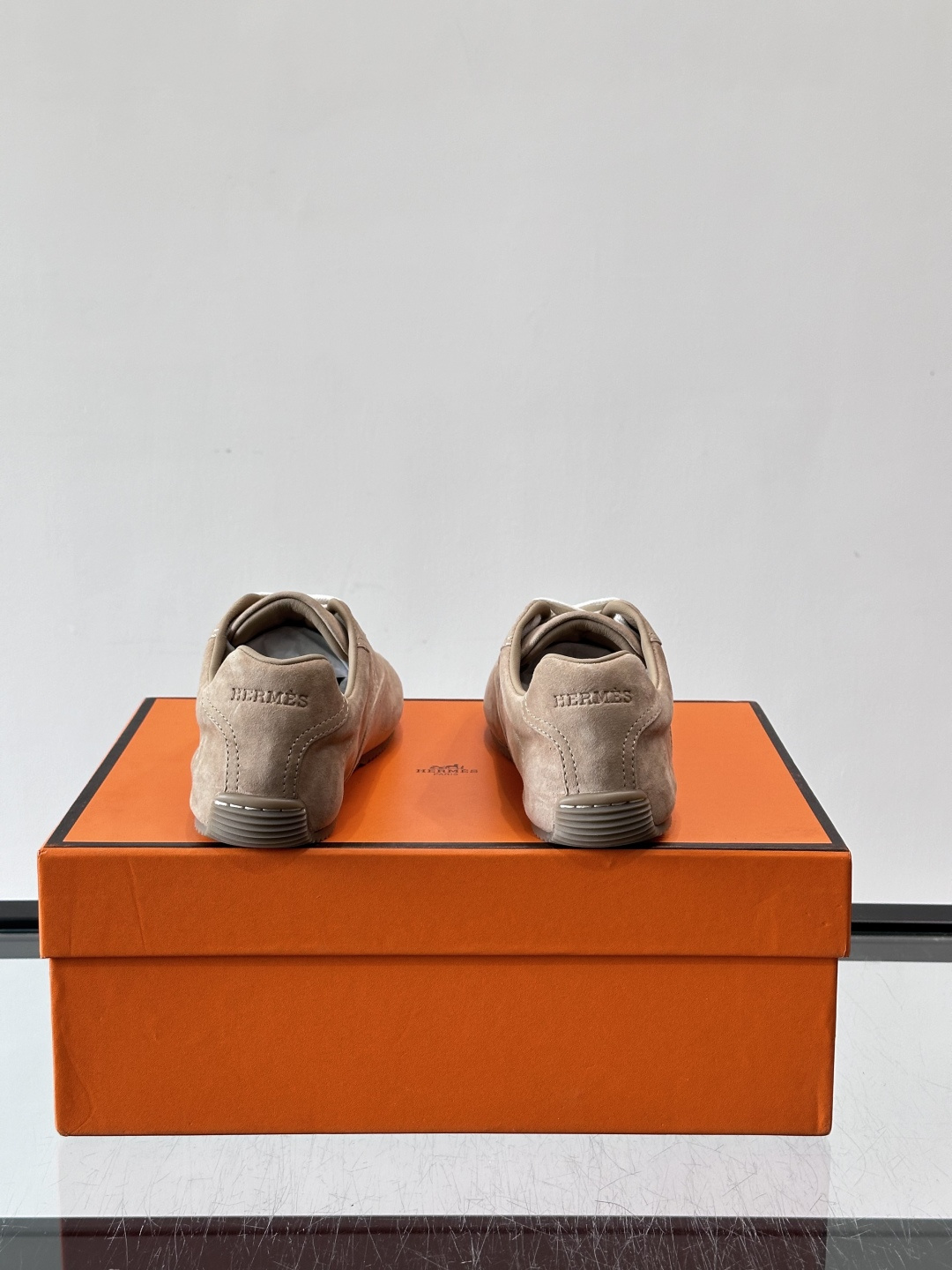 Hermès Master德训鞋，采用柔软小羊皮，质感细腻，穿着超舒适！鞋型修长，线条简约，侧面缝线超有