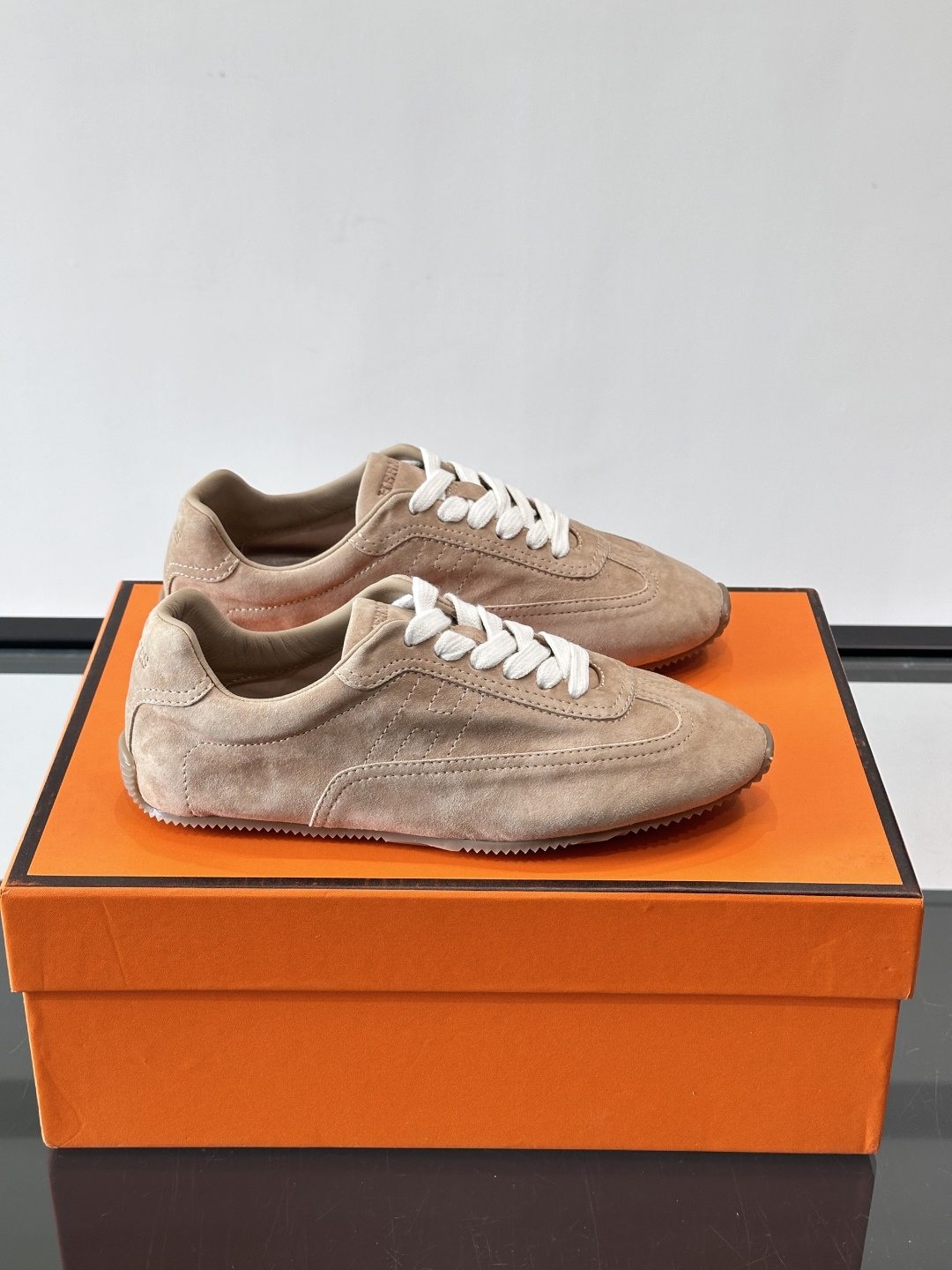 Hermès Master德训鞋，采用柔软小羊皮，质感细腻，穿着超舒适！鞋型修长，线条简约，侧面缝线超有