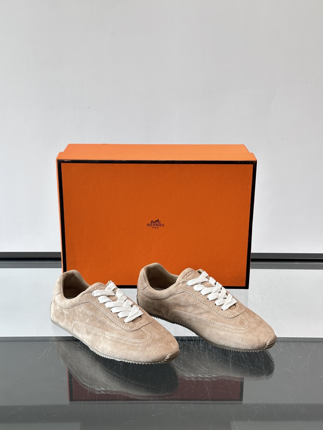 Hermès Master德训鞋，采用柔软小羊皮，质感细腻，穿着超舒适！鞋型修长，线条简约，侧面缝线超有