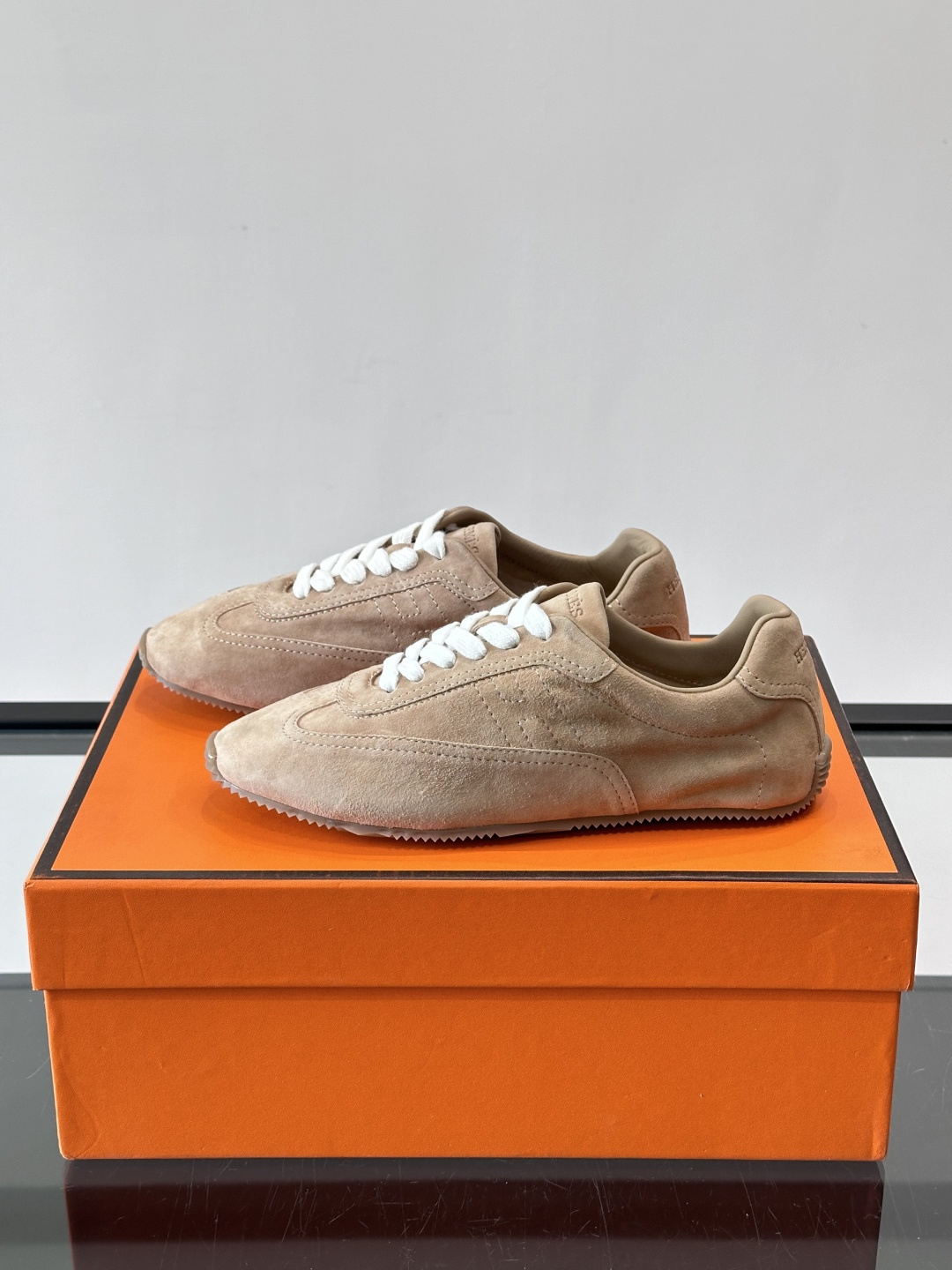 Hermès Master德训鞋，采用柔软小羊皮，质感细腻，穿着超舒适！鞋型修长，线条简约，侧面缝线超有