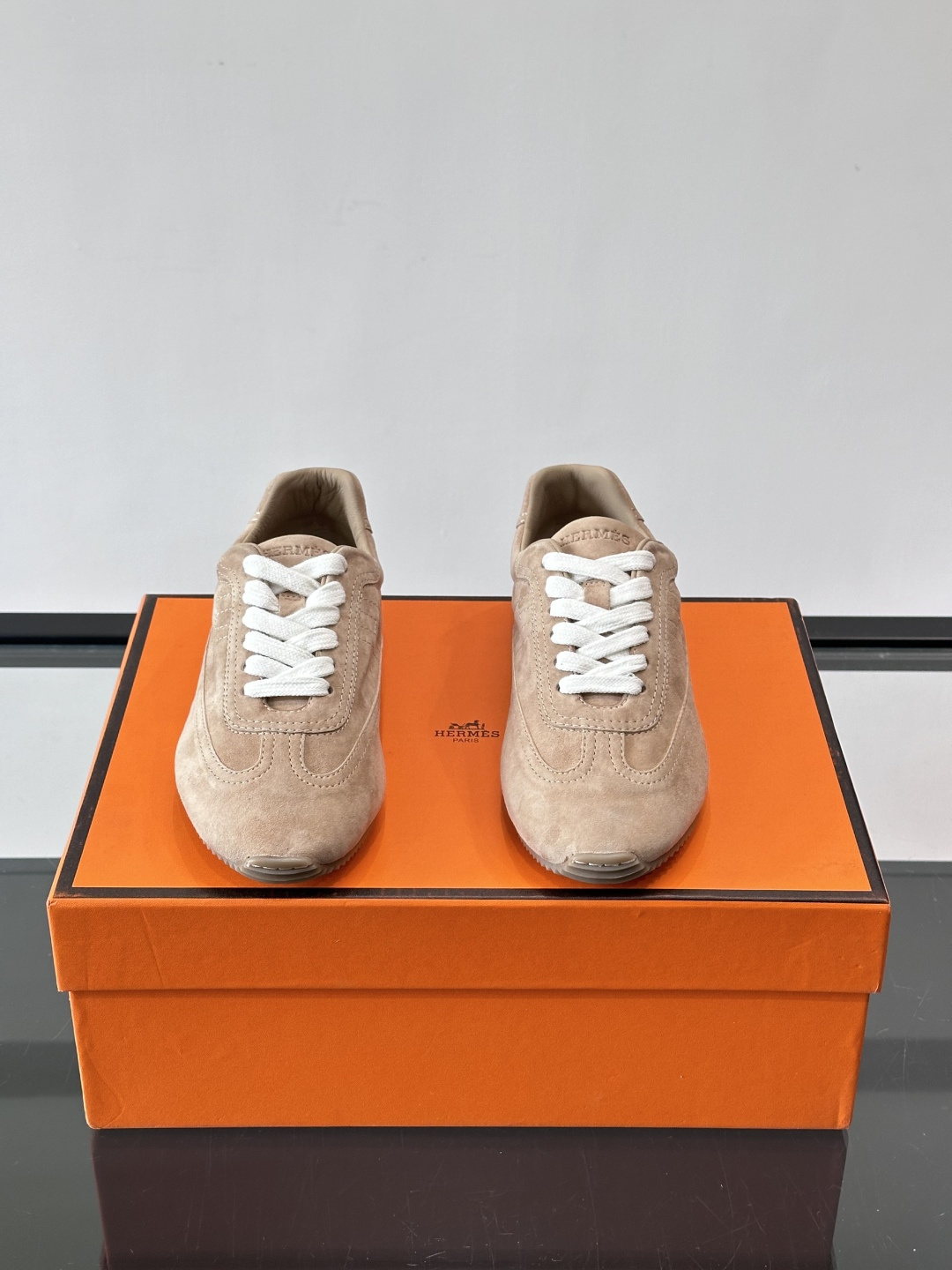 Hermès Master德训鞋，采用柔软小羊皮，质感细腻，穿着超舒适！鞋型修长，线条简约，侧面缝线超有