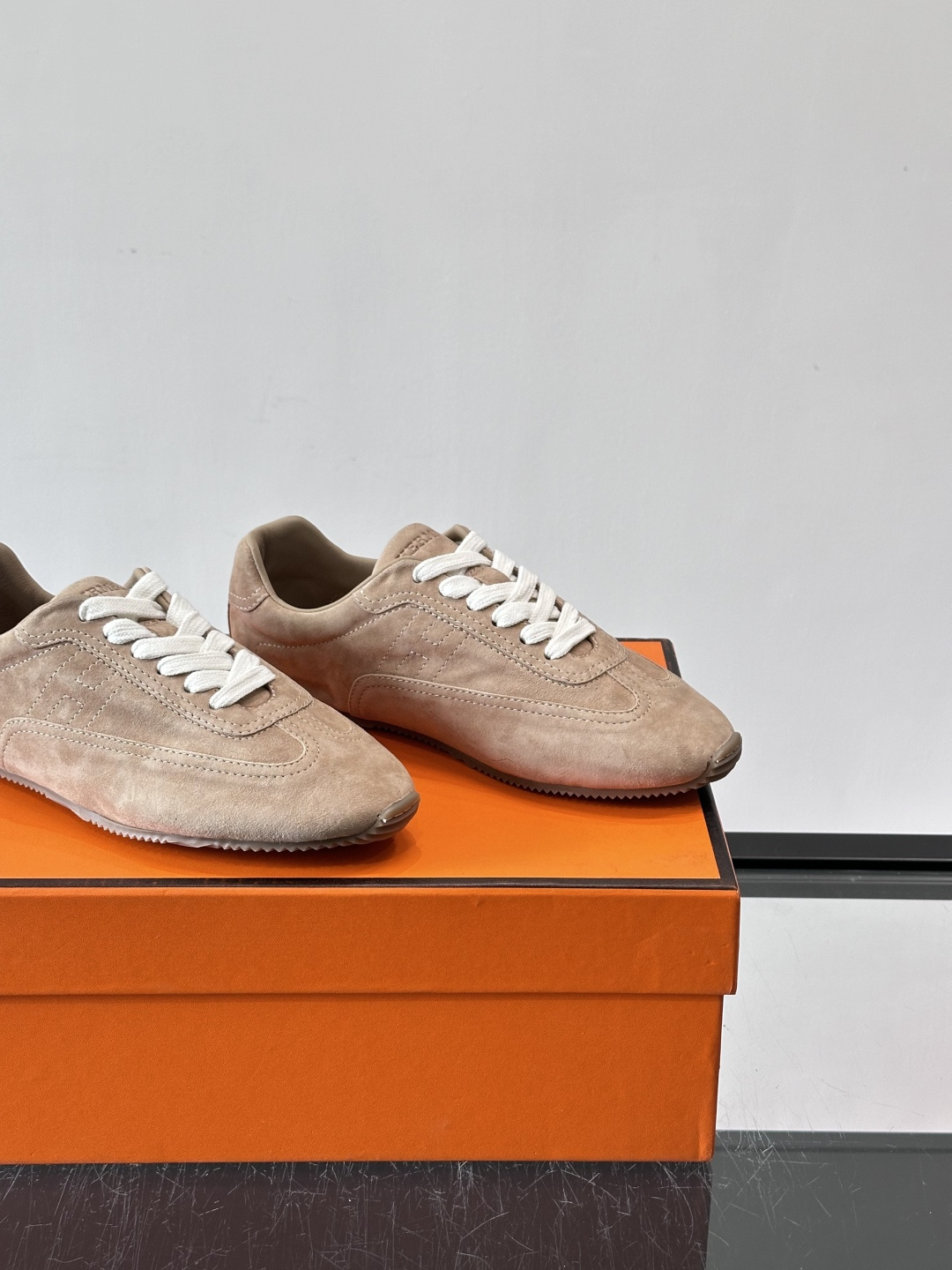 Hermès Master德训鞋，采用柔软小羊皮，质感细腻，穿着超舒适！鞋型修长，线条简约，侧面缝线超有