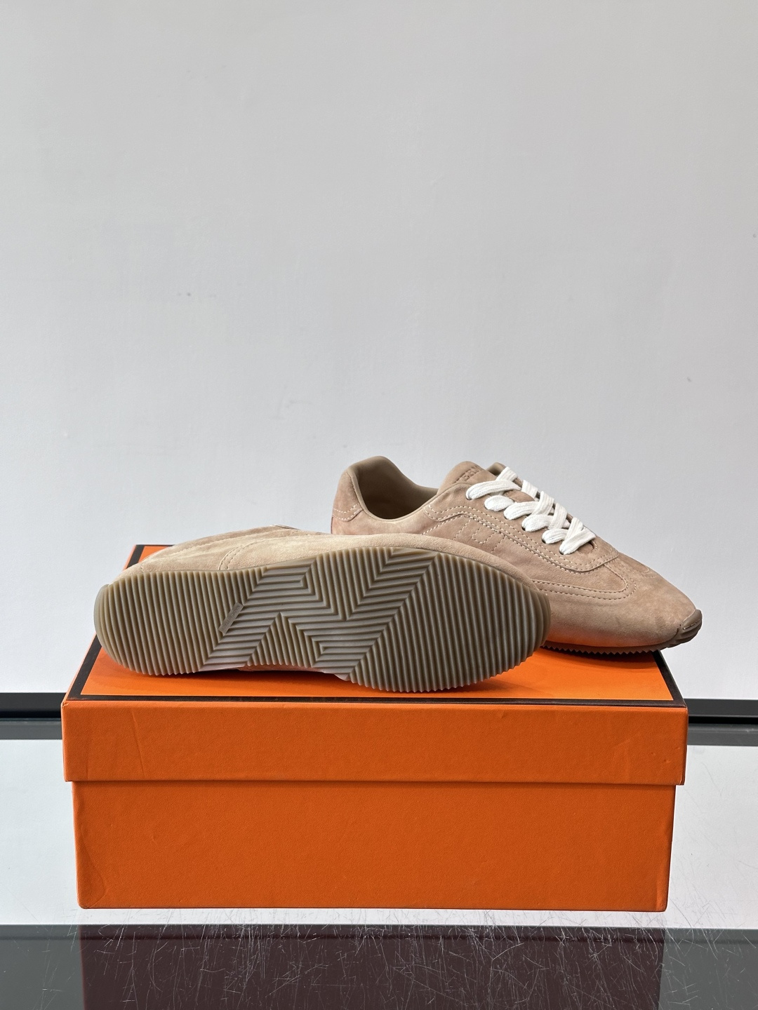 Hermès Master德训鞋，采用柔软小羊皮，质感细腻，穿着超舒适！鞋型修长，线条简约，侧面缝线超有