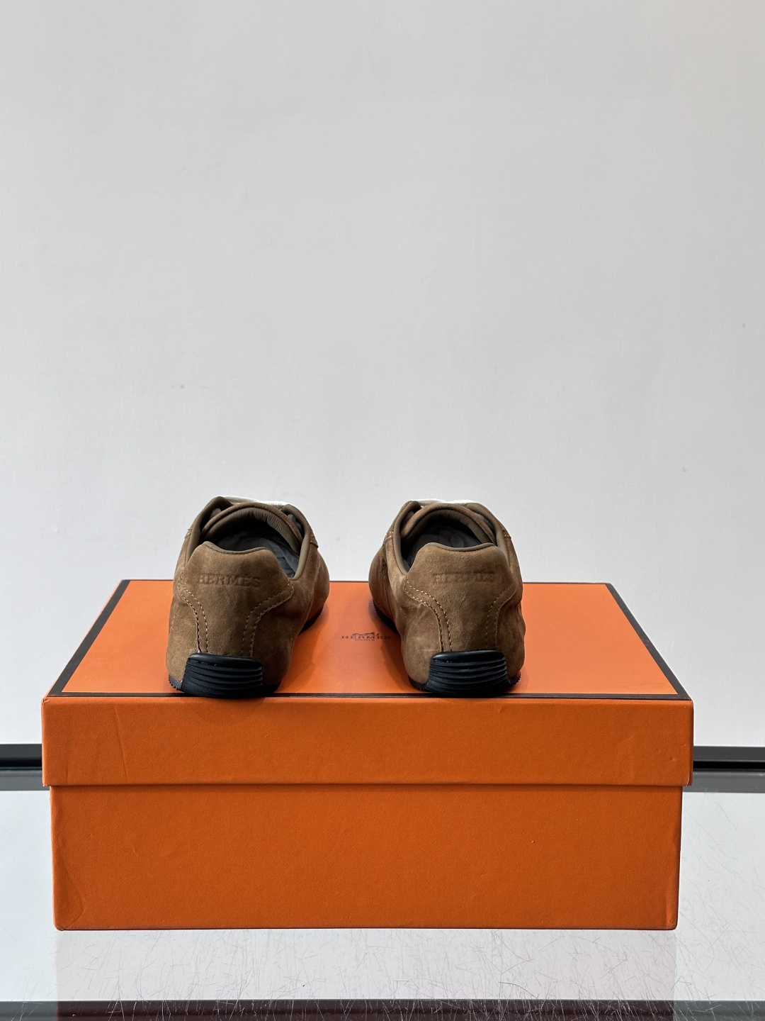 Hermès Master德训鞋，采用柔软小羊皮，质感细腻，穿着超舒适！鞋型修长，线条简约，侧面缝线超有