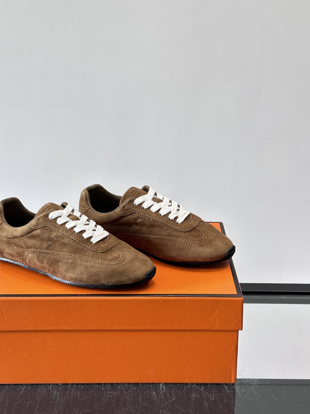 Hermès Master德训鞋，采用柔软小羊皮，质感细腻，穿着超舒适！鞋型修长，线条简约，侧面缝线超有