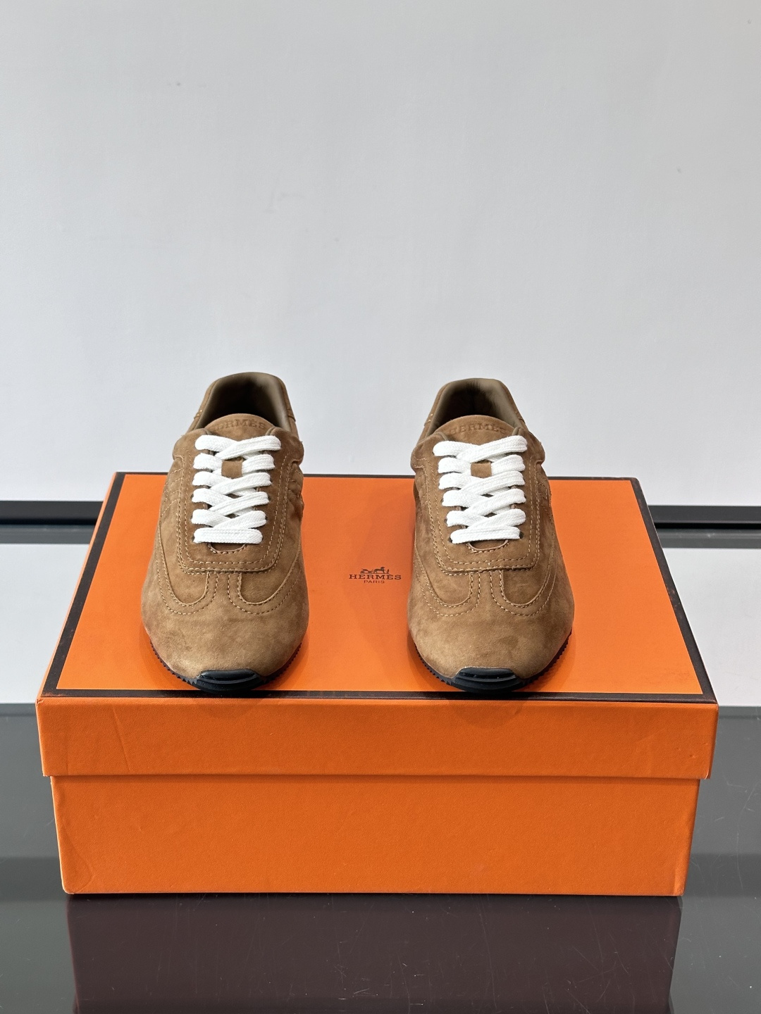 Hermès Master德训鞋，采用柔软小羊皮，质感细腻，穿着超舒适！鞋型修长，线条简约，侧面缝线超有
