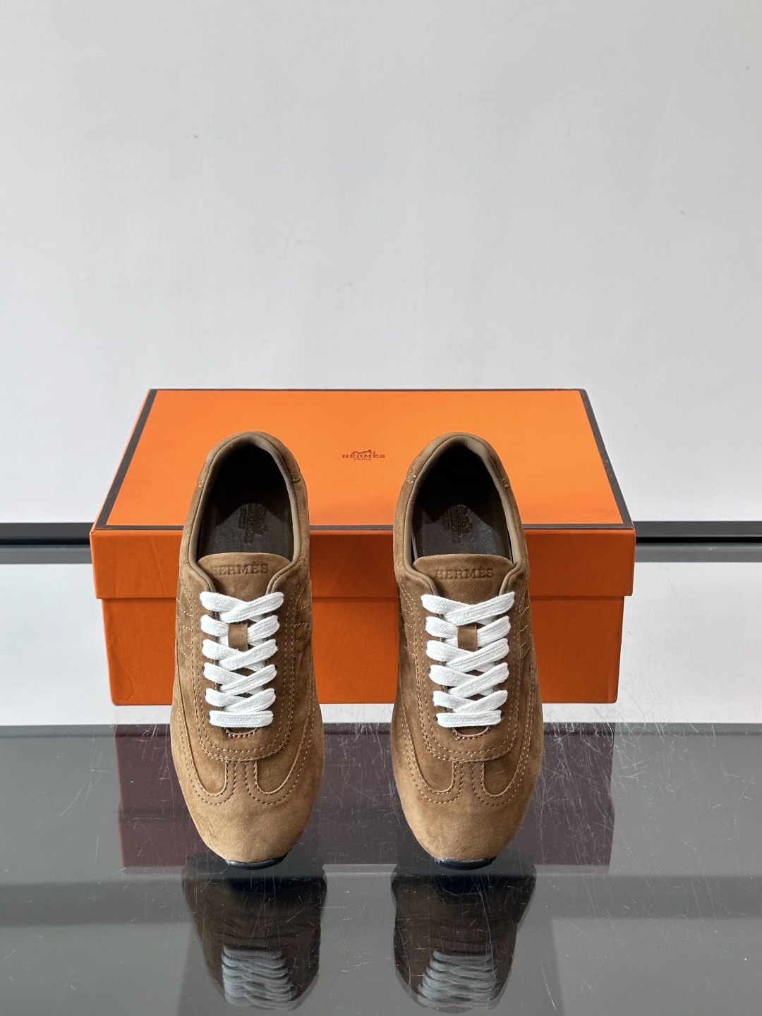 Hermès Master德训鞋，采用柔软小羊皮，质感细腻，穿着超舒适！鞋型修长，线条简约，侧面缝线超有