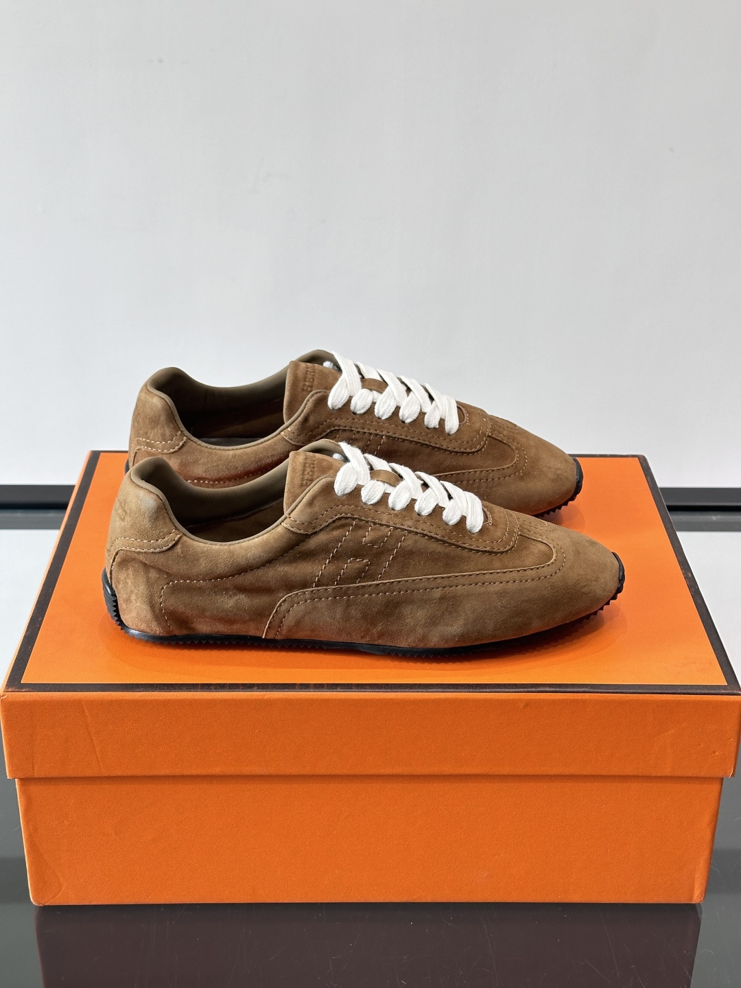 Hermès Master德训鞋，采用柔软小羊皮，质感细腻，穿着超舒适！鞋型修长，线条简约，侧面缝线超有