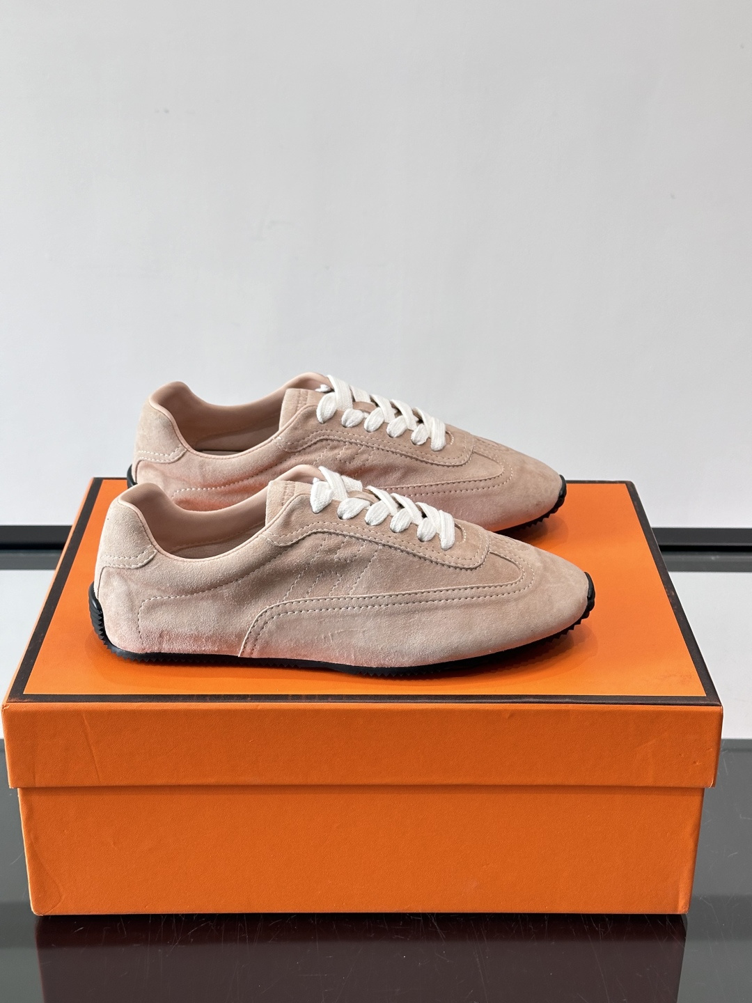 Hermès Master德训鞋，采用柔软小羊皮，质感细腻，穿着超舒适！鞋型修长，线条简约，侧面缝线超有