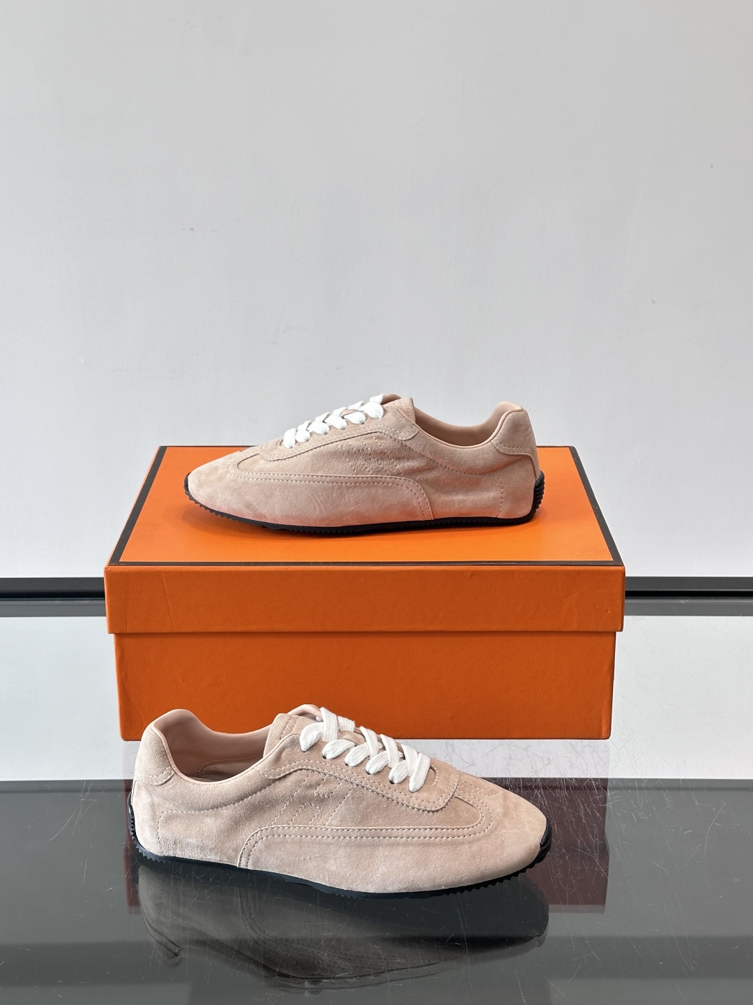 Hermès Master德训鞋，采用柔软小羊皮，质感细腻，穿着超舒适！鞋型修长，线条简约，侧面缝线超有