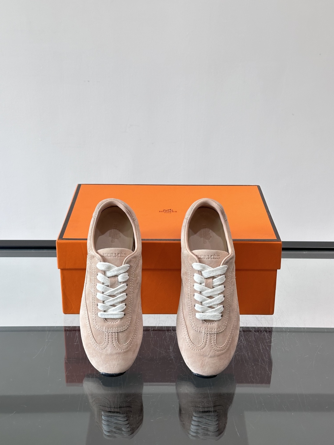 Hermès Master德训鞋，采用柔软小羊皮，质感细腻，穿着超舒适！鞋型修长，线条简约，侧面缝线超有