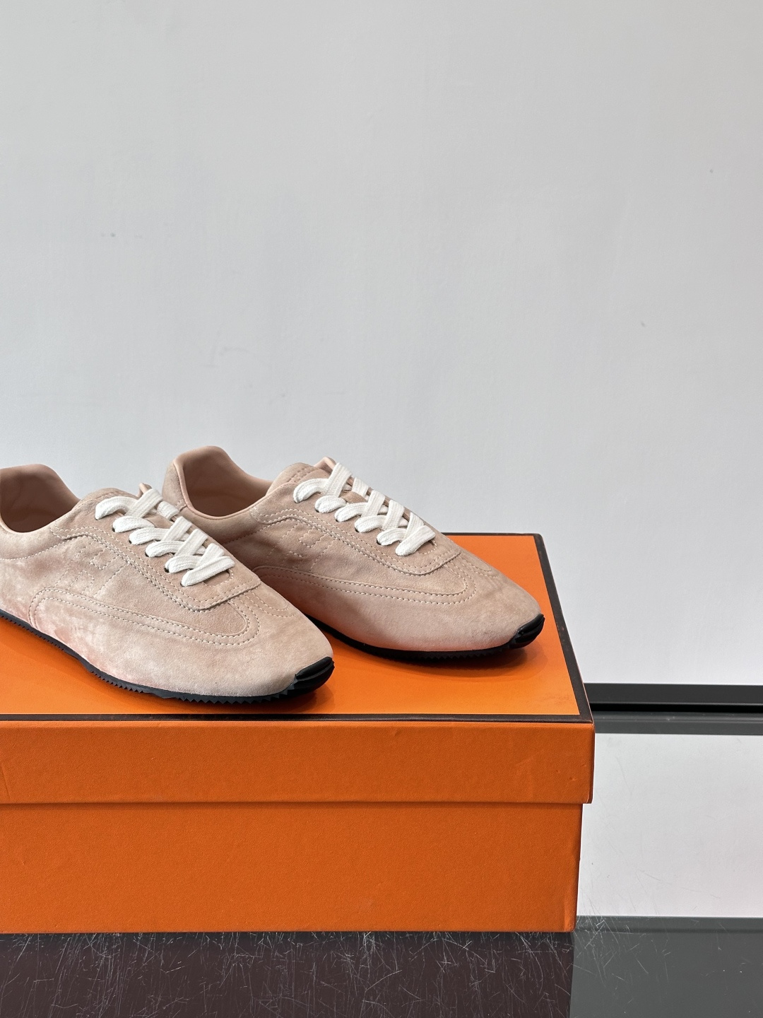 Hermès Master德训鞋，采用柔软小羊皮，质感细腻，穿着超舒适！鞋型修长，线条简约，侧面缝线超有