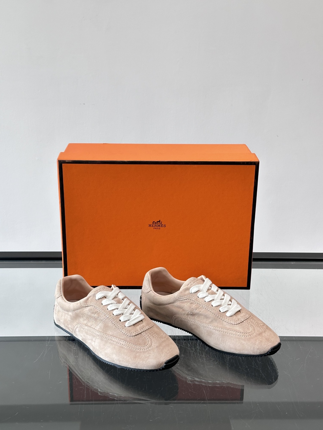 Hermès Master德训鞋，采用柔软小羊皮，质感细腻，穿着超舒适！鞋型修长，线条简约，侧面缝线超有