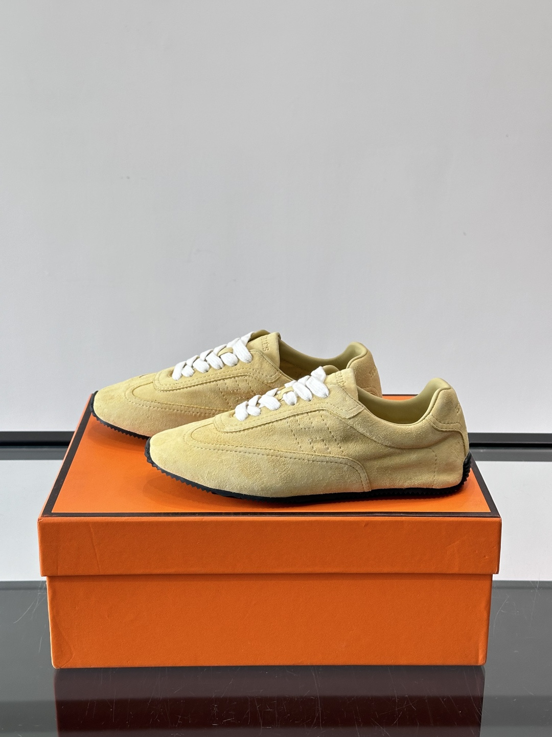 Hermès Master德训鞋，采用柔软小羊皮，质感细腻，穿着超舒适！鞋型修长，线条简约，侧面缝线超有