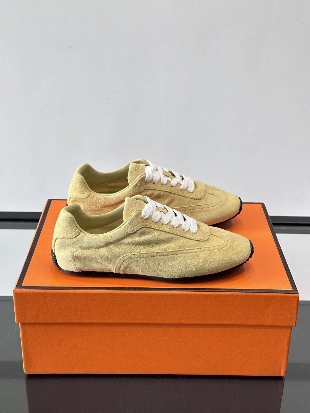 Hermès Master德训鞋，采用柔软小羊皮，质感细腻，穿着超舒适！鞋型修长，线条简约，侧面缝线超有