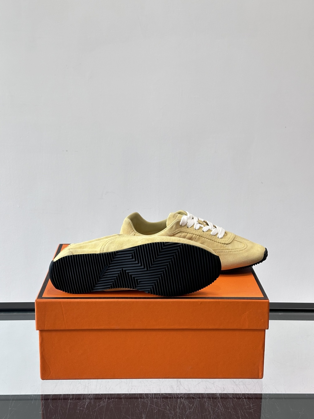 Hermès Master德训鞋，采用柔软小羊皮，质感细腻，穿着超舒适！鞋型修长，线条简约，侧面缝线超有