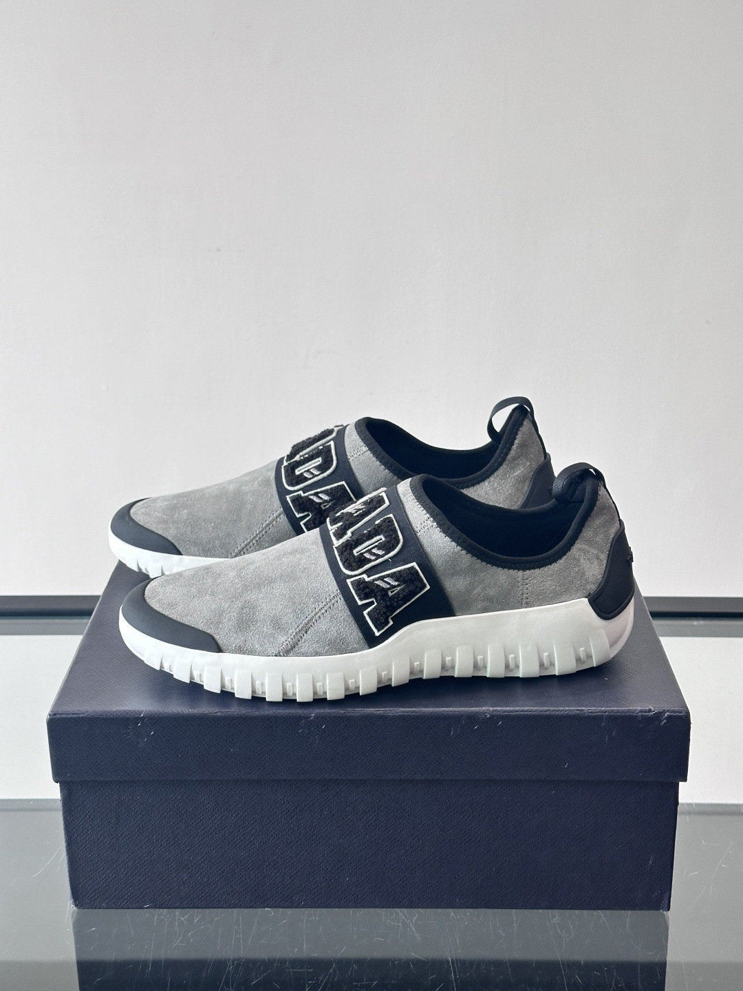 Prada与Ssense联名的Tech-Challenge系列运动鞋，麂皮鞋面+黑色织物条带，白色立体“