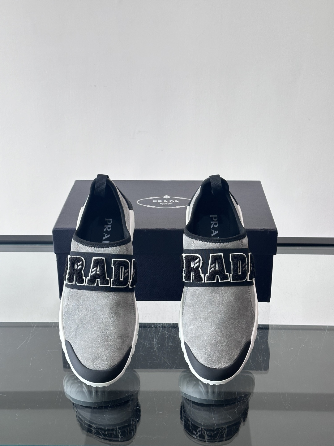 Prada与Ssense联名的Tech-Challenge系列运动鞋，麂皮鞋面+黑色织物条带，白色立体“