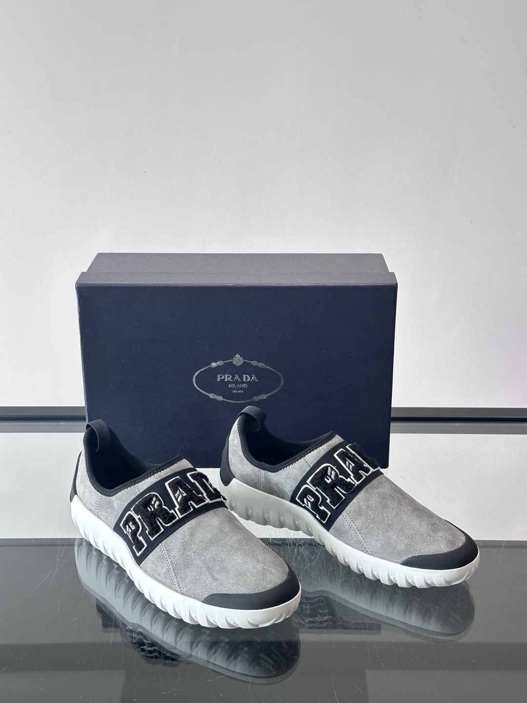 Prada与Ssense联名的Tech-Challenge系列运动鞋，麂皮鞋面+黑色织物条带，白色立体“