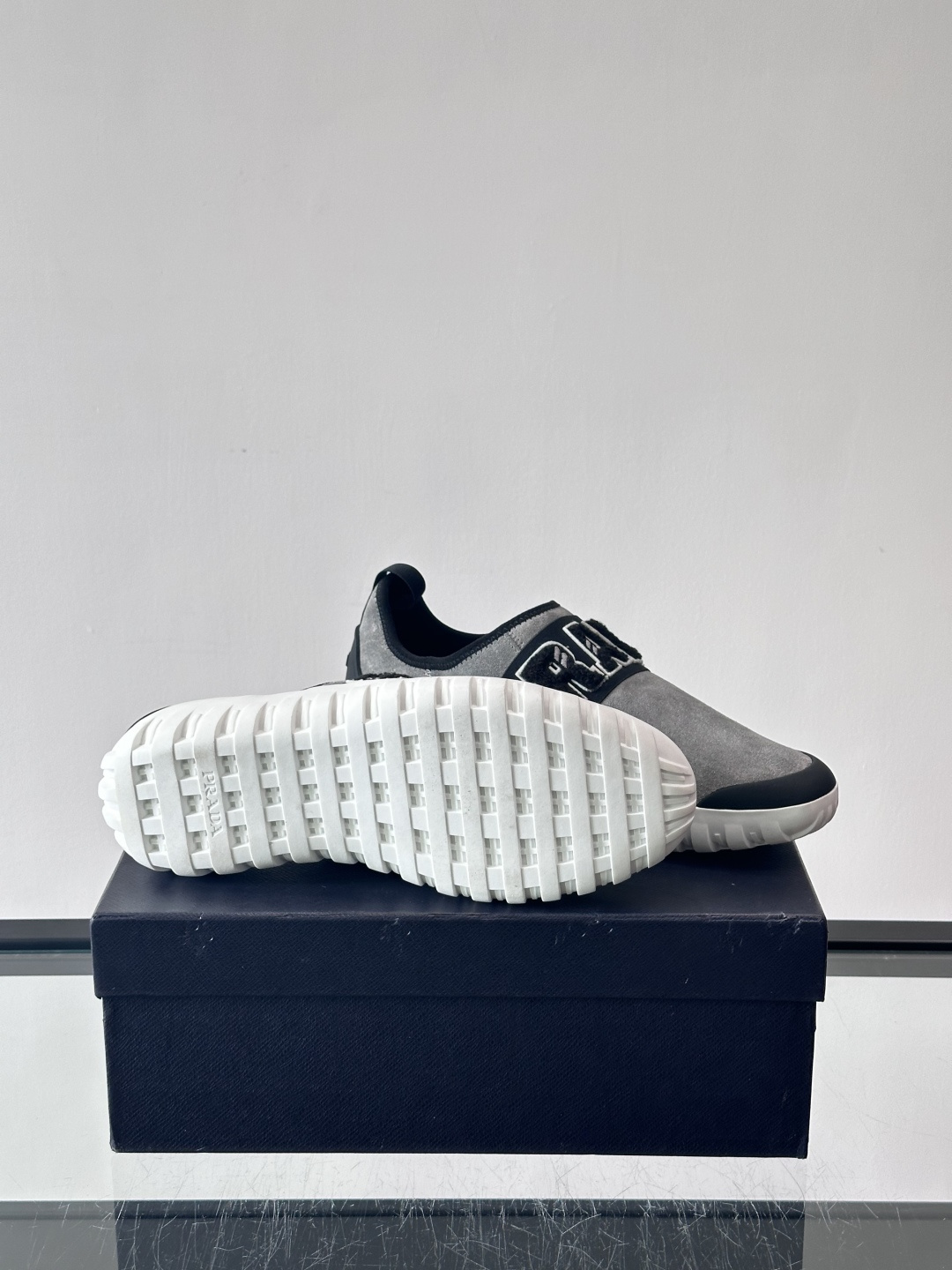 Prada与Ssense联名的Tech-Challenge系列运动鞋，麂皮鞋面+黑色织物条带，白色立体“