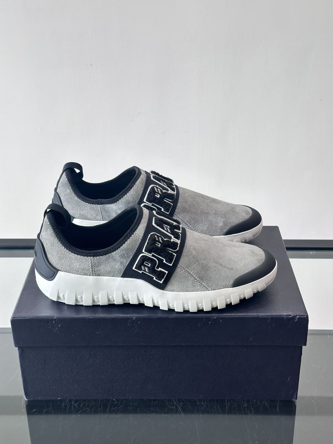 Prada与Ssense联名的Tech-Challenge系列运动鞋，麂皮鞋面+黑色织物条带，白色立体“