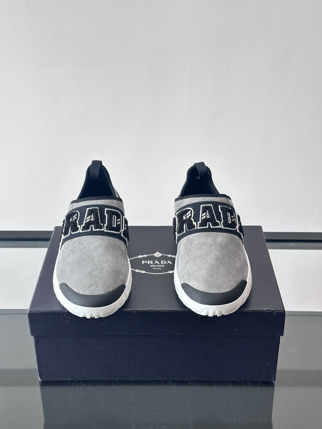 Prada与Ssense联名的Tech-Challenge系列运动鞋，麂皮鞋面+黑色织物条带，白色立体“