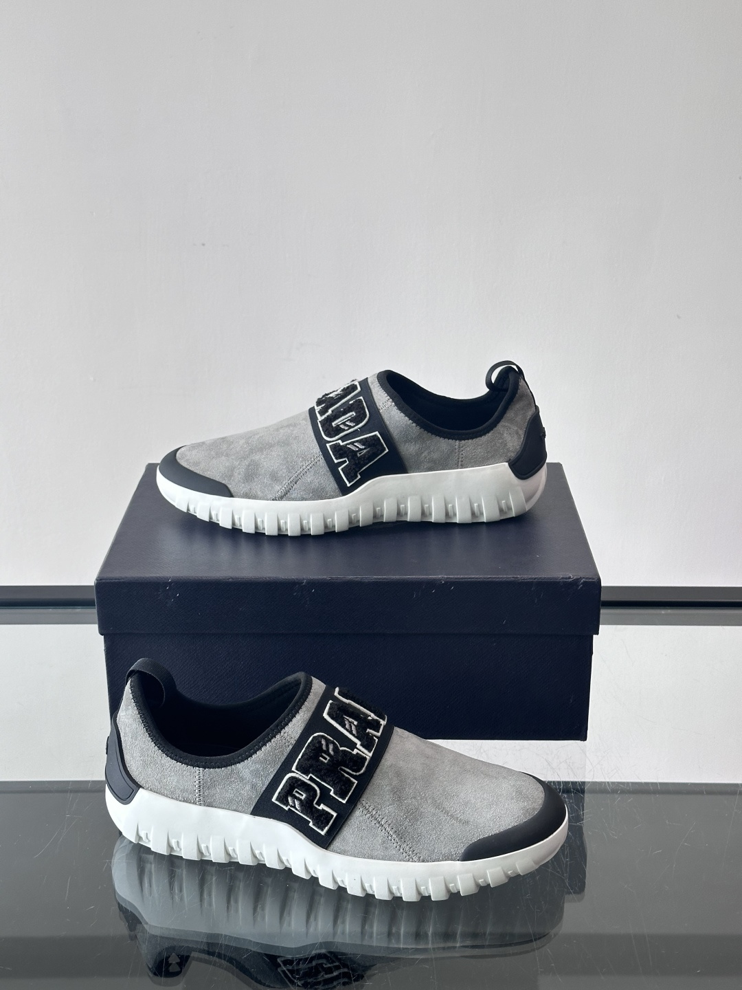 Prada与Ssense联名的Tech-Challenge系列运动鞋，麂皮鞋面+黑色织物条带，白色立体“