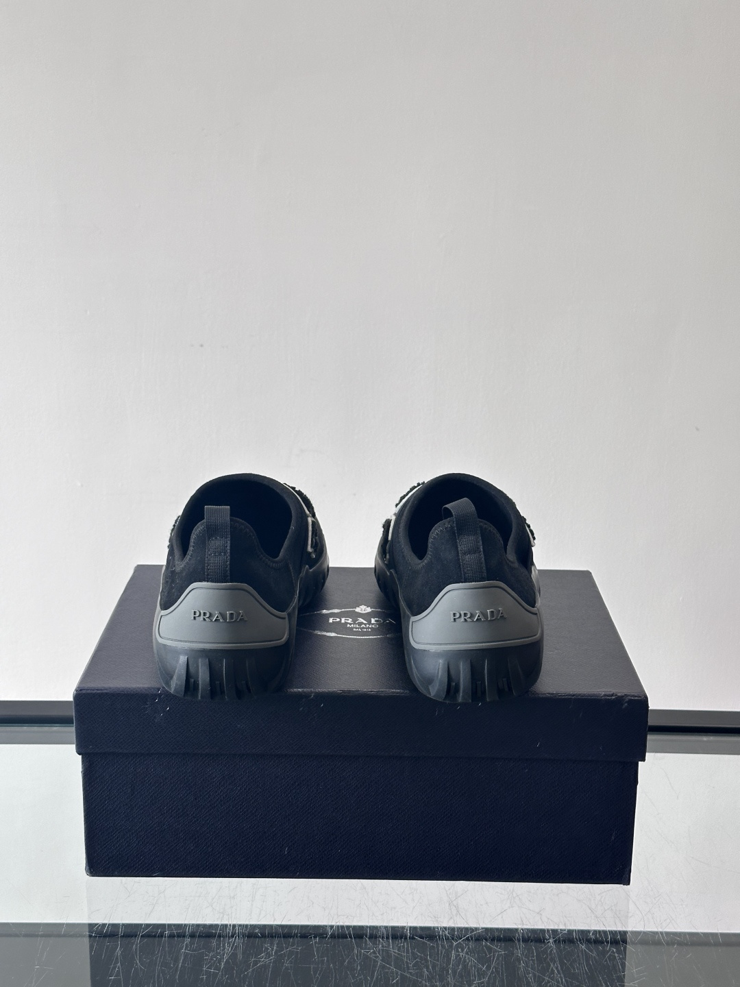 Prada与Ssense联名的Tech-Challenge系列运动鞋，麂皮鞋面+黑色织物条带，白色立体“