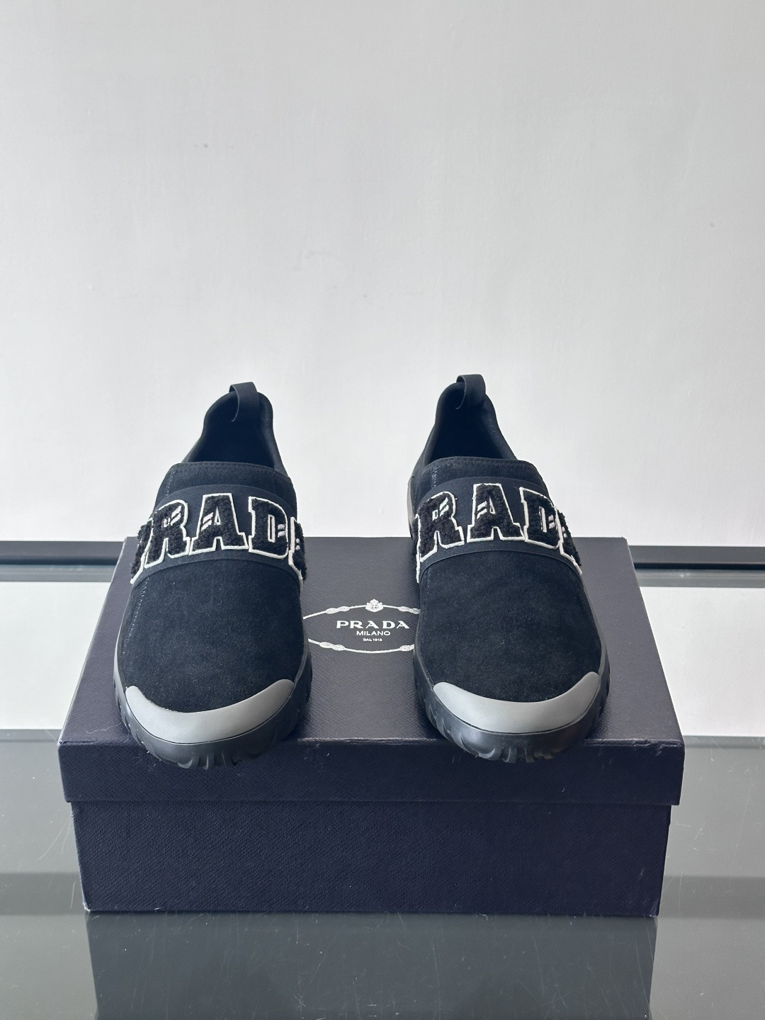 Prada与Ssense联名的Tech-Challenge系列运动鞋，麂皮鞋面+黑色织物条带，白色立体“