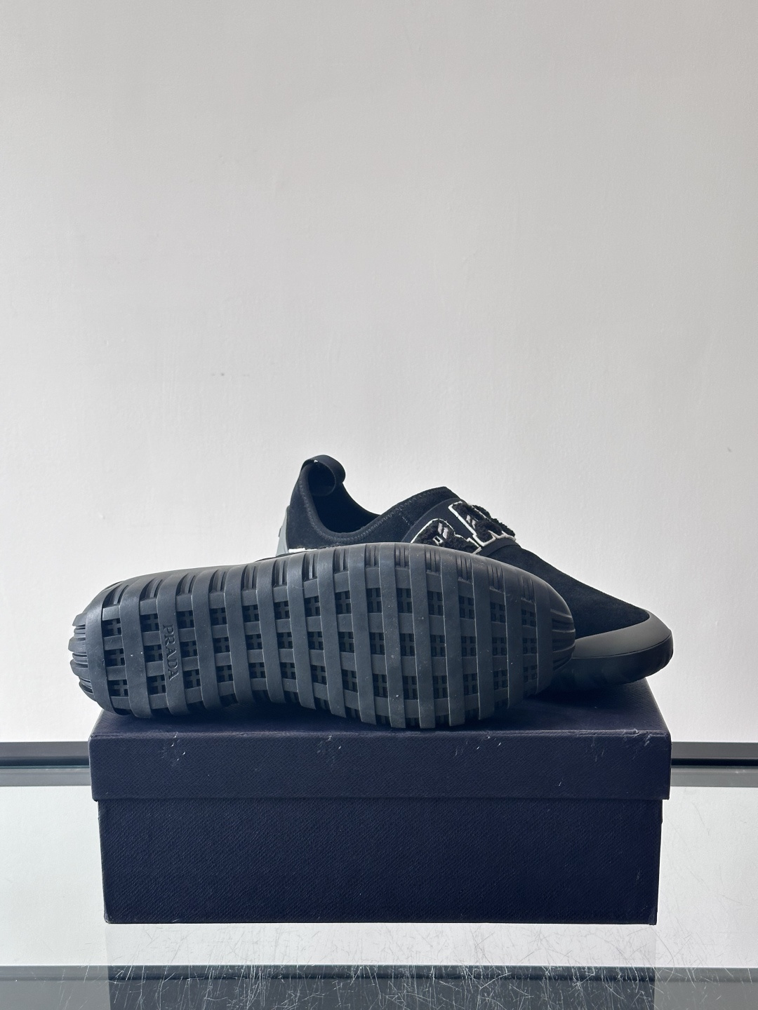 Prada与Ssense联名的Tech-Challenge系列运动鞋，麂皮鞋面+黑色织物条带，白色立体“