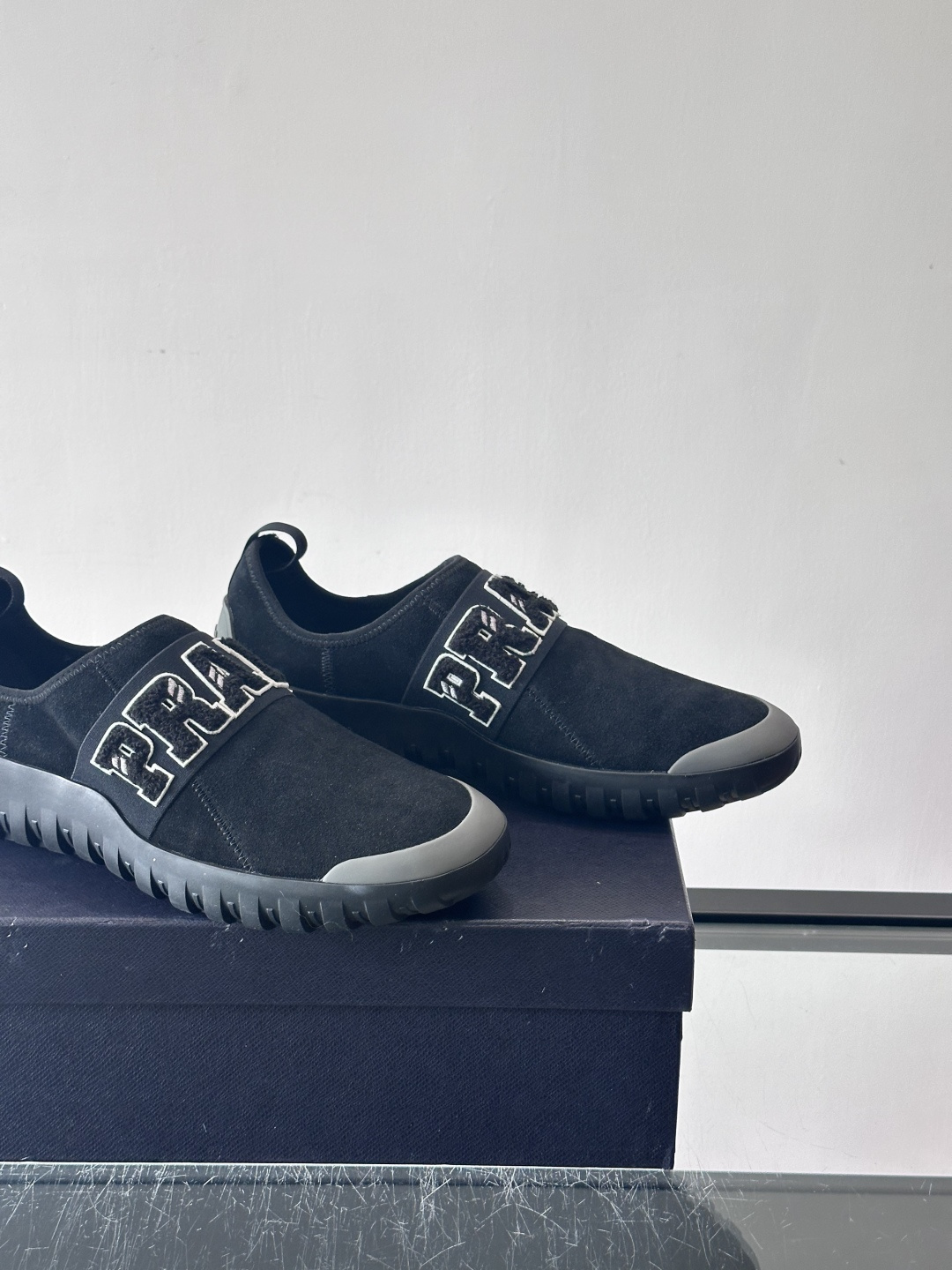 Prada与Ssense联名的Tech-Challenge系列运动鞋，麂皮鞋面+黑色织物条带，白色立体“