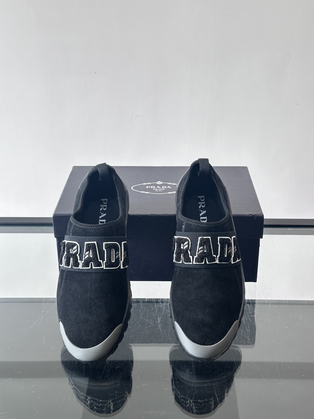 Prada与Ssense联名的Tech-Challenge系列运动鞋，麂皮鞋面+黑色织物条带，白色立体“