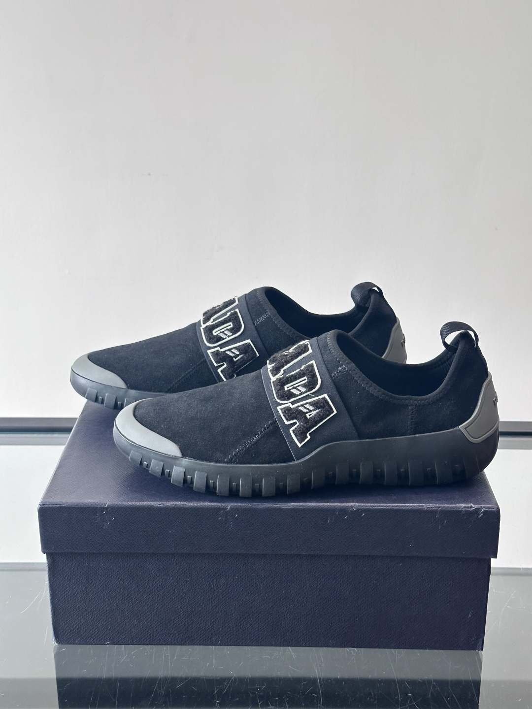 Prada与Ssense联名的Tech-Challenge系列运动鞋，麂皮鞋面+黑色织物条带，白色立体“