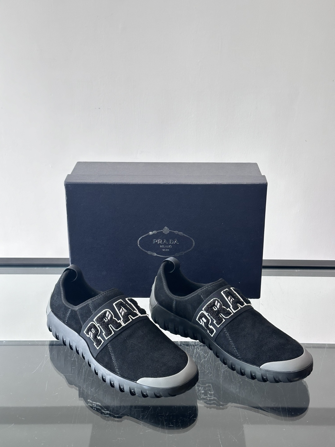 Prada与Ssense联名的Tech-Challenge系列运动鞋，麂皮鞋面+黑色织物条带，白色立体“