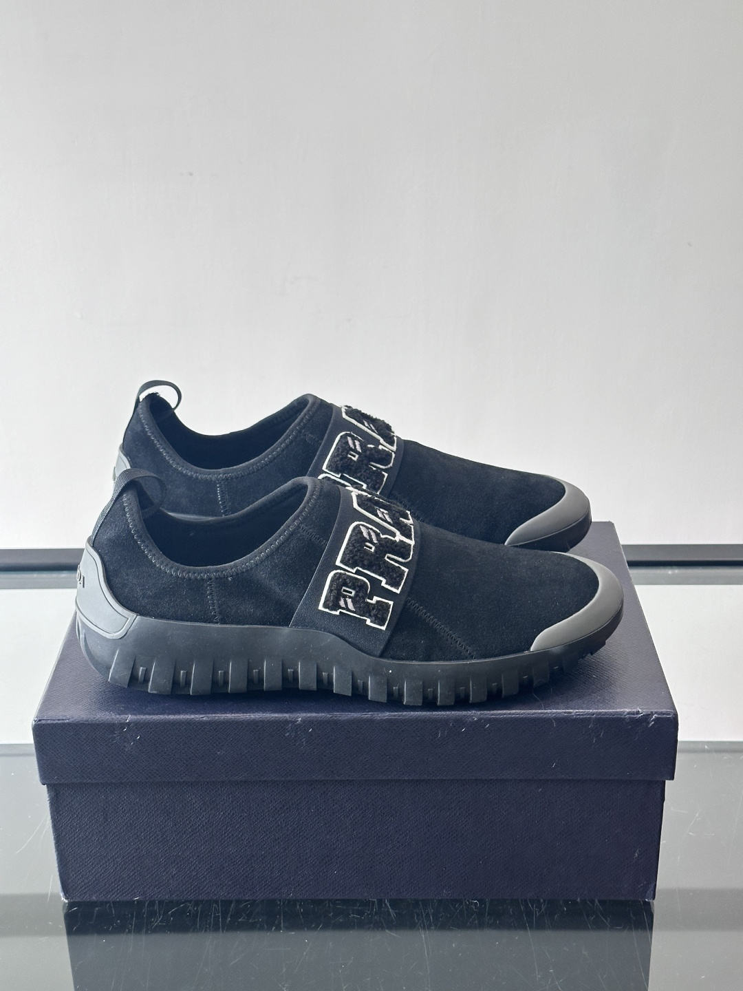 Prada与Ssense联名的Tech-Challenge系列运动鞋，麂皮鞋面+黑色织物条带，白色立体“