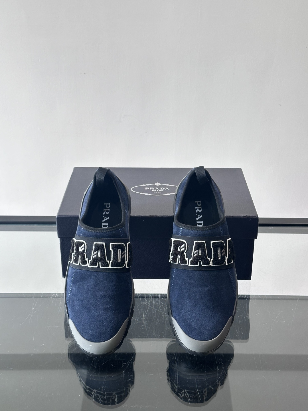 Prada与Ssense联名的Tech-Challenge系列运动鞋，麂皮鞋面+黑色织物条带，白色立体“