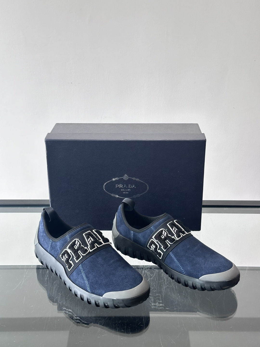 Prada与Ssense联名的Tech-Challenge系列运动鞋，麂皮鞋面+黑色织物条带，白色立体“