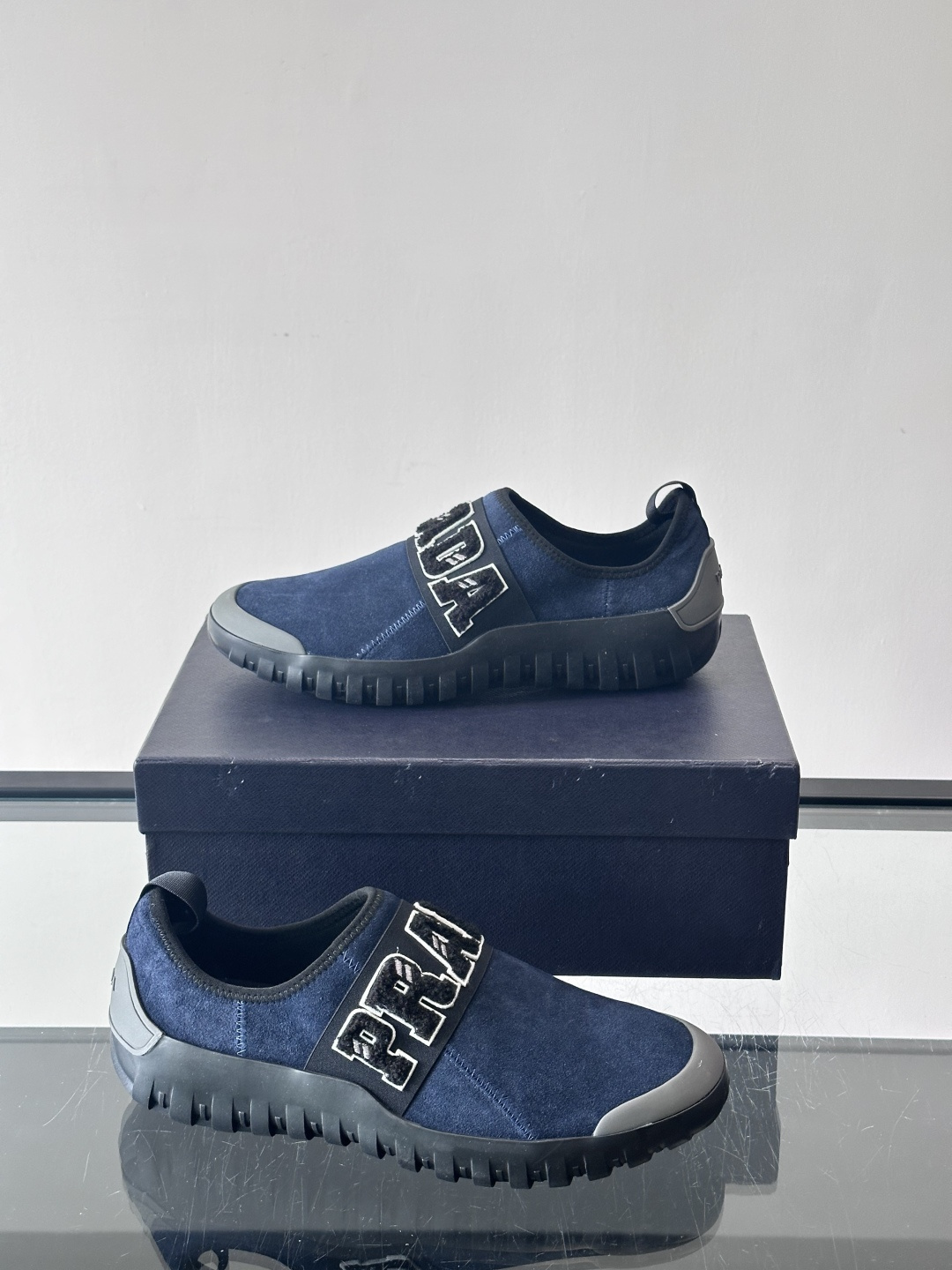 Prada与Ssense联名的Tech-Challenge系列运动鞋，麂皮鞋面+黑色织物条带，白色立体“