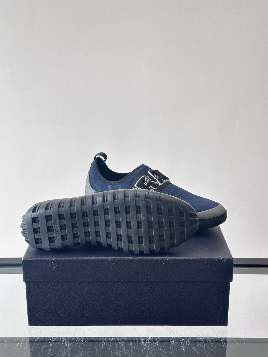 Prada与Ssense联名的Tech-Challenge系列运动鞋，麂皮鞋面+黑色织物条带，白色立体“