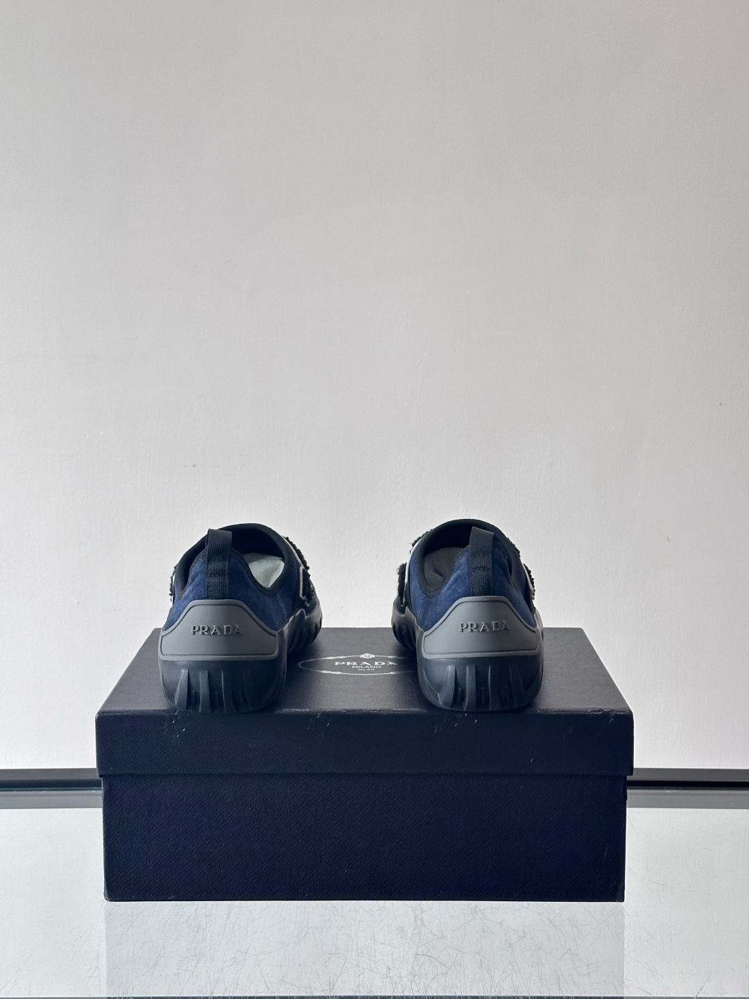 Prada与Ssense联名的Tech-Challenge系列运动鞋，麂皮鞋面+黑色织物条带，白色立体“