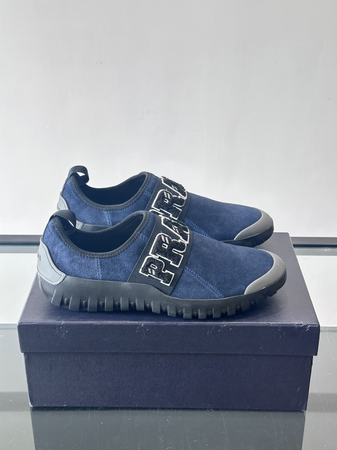 Prada与Ssense联名的Tech-Challenge系列运动鞋，麂皮鞋面+黑色织物条带，白色立体“