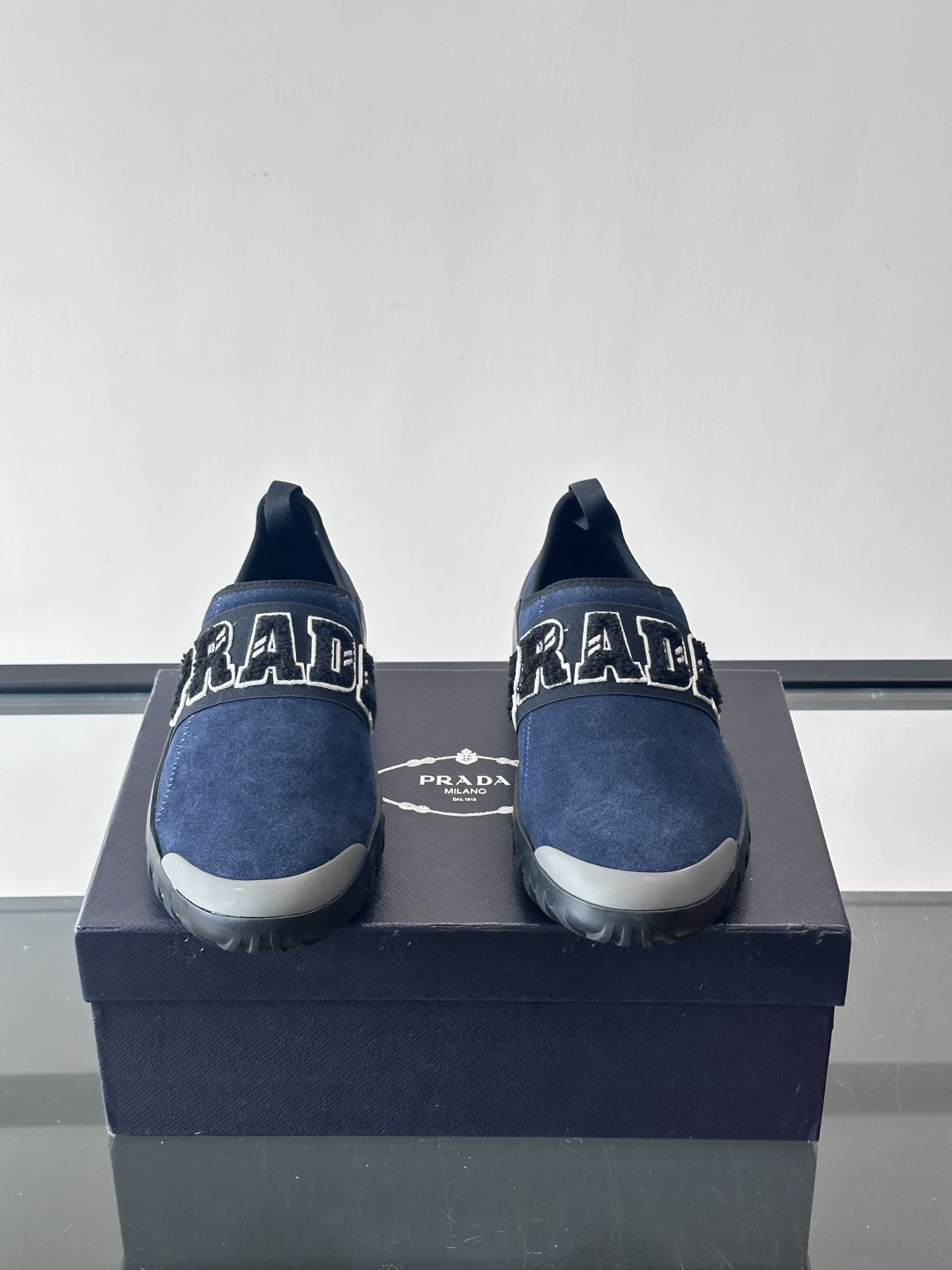 Prada与Ssense联名的Tech-Challenge系列运动鞋，麂皮鞋面+黑色织物条带，白色立体“