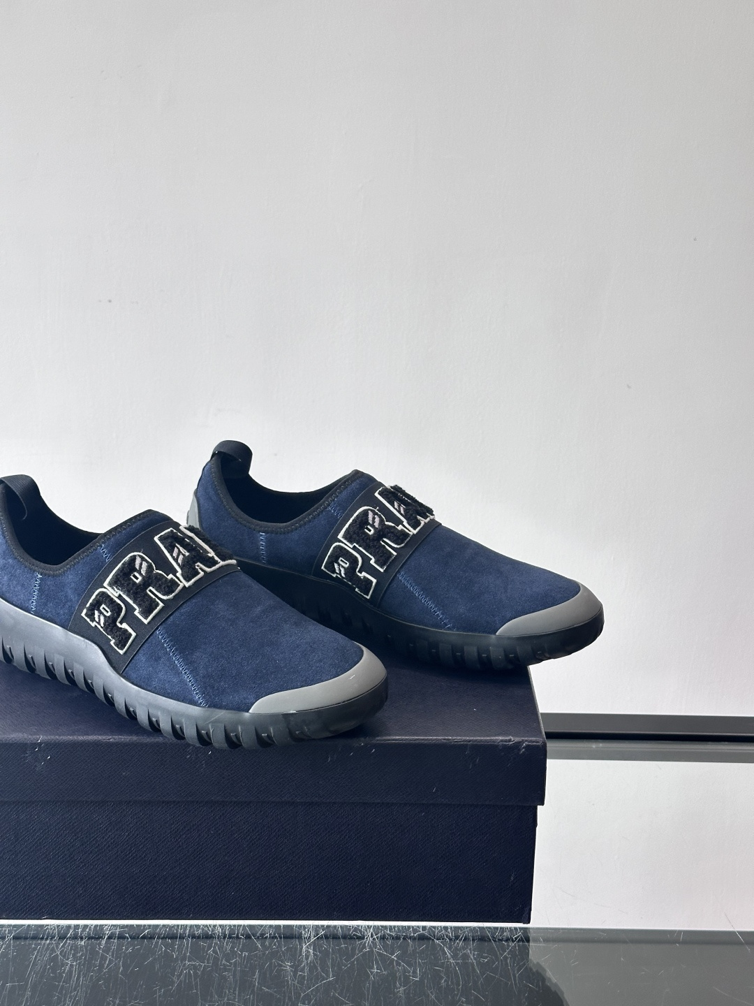 Prada与Ssense联名的Tech-Challenge系列运动鞋，麂皮鞋面+黑色织物条带，白色立体“