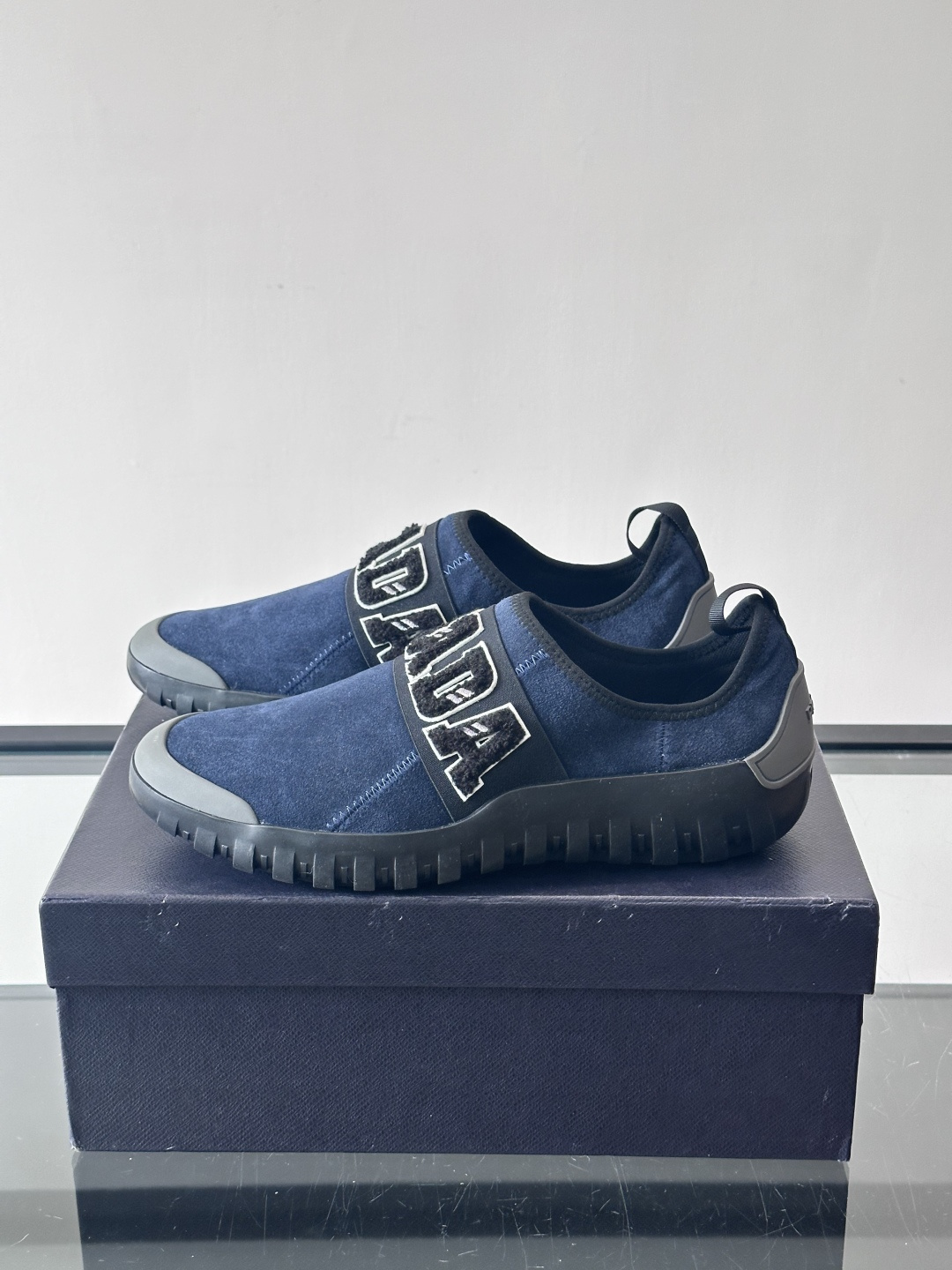 Prada与Ssense联名的Tech-Challenge系列运动鞋，麂皮鞋面+黑色织物条带，白色立体“