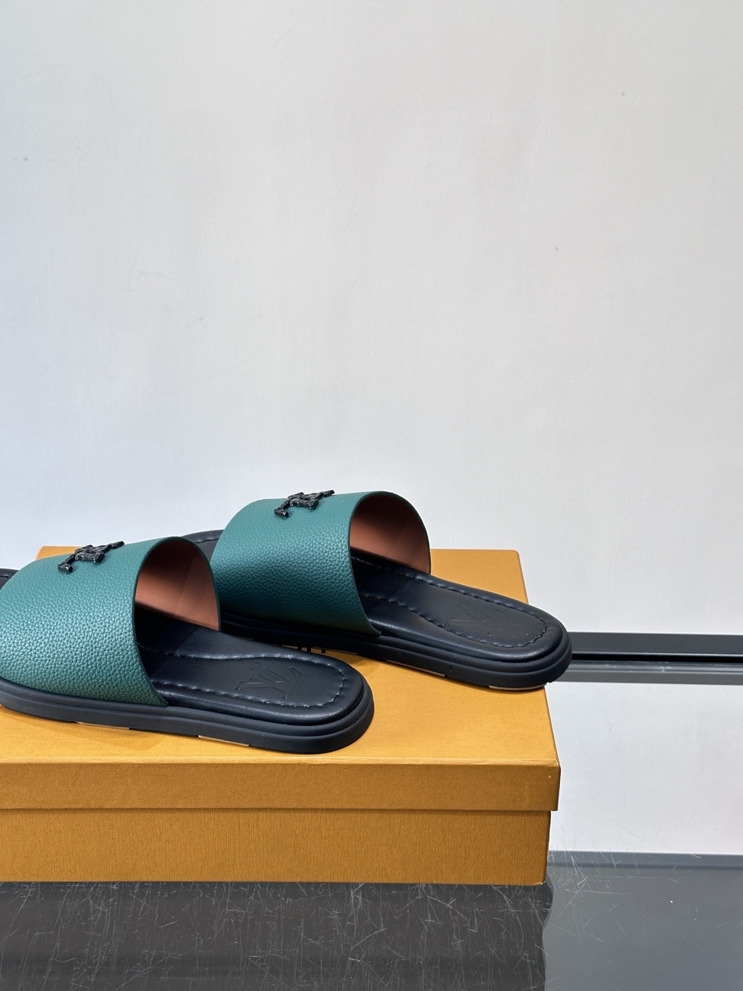 Louis Vuitton ss26new arrival LV驴牌春夏系列新款平底沙滩拖鞋🥿简约精致，