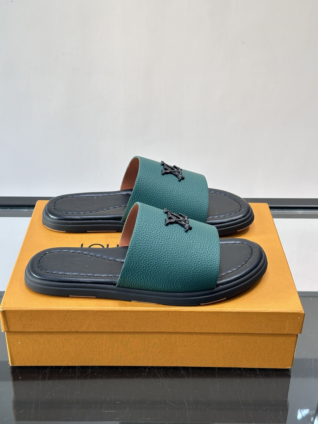 Louis Vuitton ss26new arrival LV驴牌春夏系列新款平底沙滩拖鞋🥿简约精致，